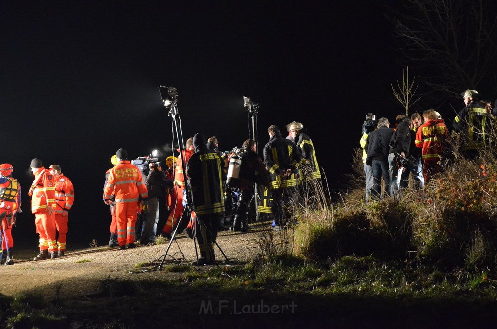 Einsatz BF Koeln PKW im Rhein Mondorf Hersel P140.JPG